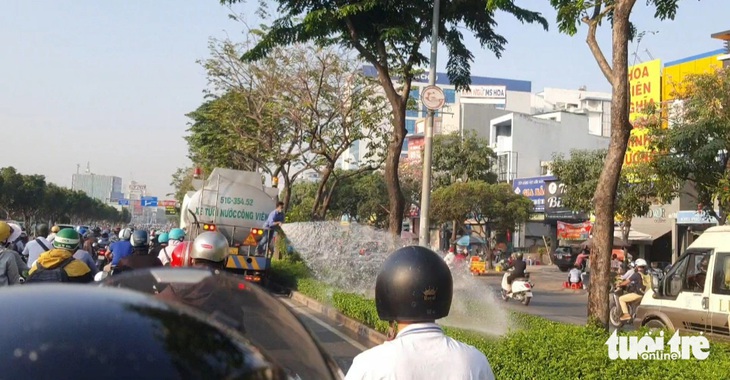 Đường Điện Biên Phủ là tuyến đường lớn, đông người lưu thông và việc xe bồn tưới nước vào giờ cao điểm, theo nhiều người dân là không phù hợp