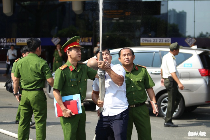 Kiểm tra công tác chữa cháy khu vực trước nhà ga quốc nội sân bay Tân Sơn Nhất - Ảnh: MINH HÒA