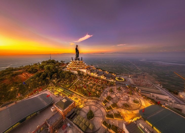 Toàn cảnh đỉnh núi Bà Đen (Tây Ninh)