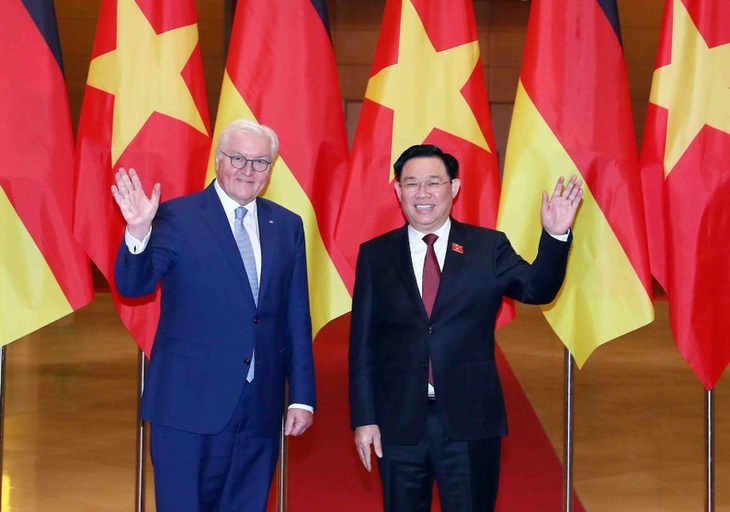 Chủ tịch Quốc hội Vương Đình Huệ đón Tổng thống Đức Frank-Walter Steinmeier - Ảnh: TTXVN