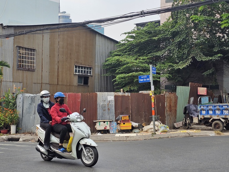 Khu đất công 144 Phan Văn Hân (góc ngã tư) có diện tích hơn 146m2 bỏ trống, trở thành nơi tập kết rác do người dân xung quanh bỏ, nguy cơ gây ô nhiễm môi trường - Ảnh: ÁI NHÂN