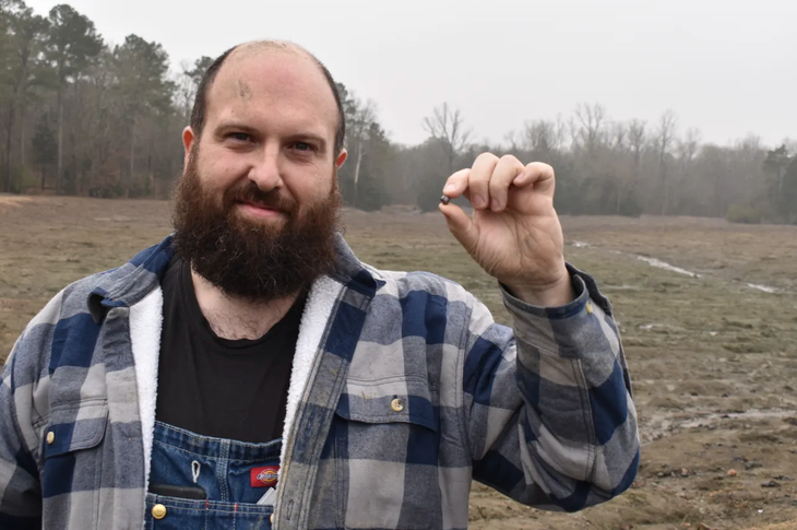 Ông Julien Navas cùng viên kim cương màu nâu nặng đến 7,46 carat - Ảnh: COURTESY OF ARKANSAS STATE PARKS