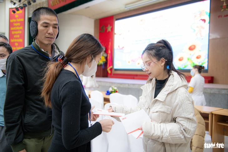 Người đẹp truyền thông (Hoa hậu nhân ái) Bùi Quỳnh Trang cùng trao tặng phần quà của chương trình Ước mơ của Thúy cho bệnh nhi tại Viện Huyết học - Truyền máu trung ương - Ảnh: NAM TRẦN