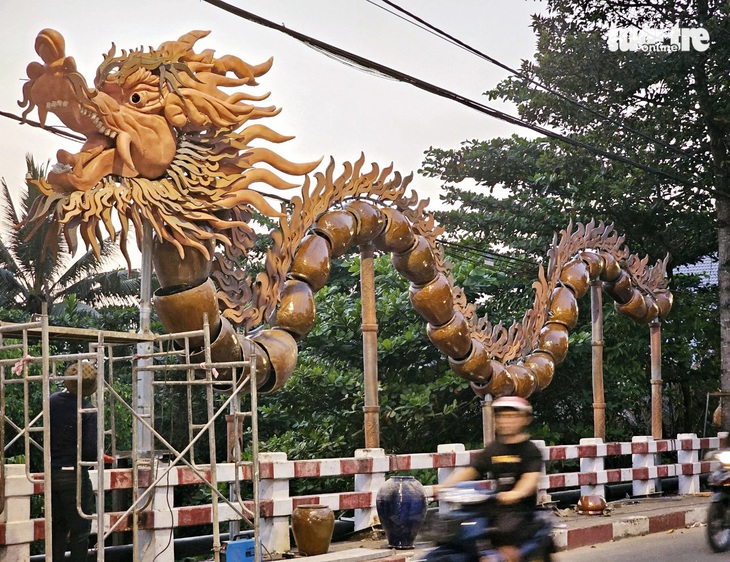 Rồng gốm sứ Bình Dương được làm trên con đường dẫn vào làng nghề sơn mài Tương Bình Hiệp - Ảnh: BÁ SƠN