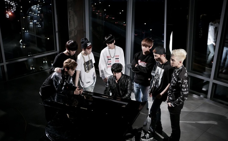 Thanh Bùi đệm piano và hát Danger cùng BTS vào năm 2014 - Ảnh: BigHit