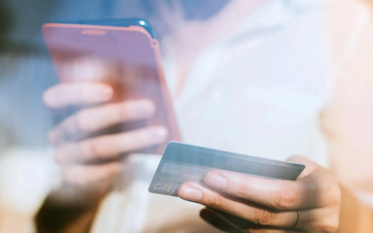 Phải tốn phí dịch vụ khi đóng học phí, phụ huynh nói 'quá vô lý' - Ảnh 2.