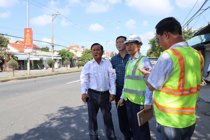 Khu quản lý đường bộ III khảo sát - Ảnh: LÊ TRUNG