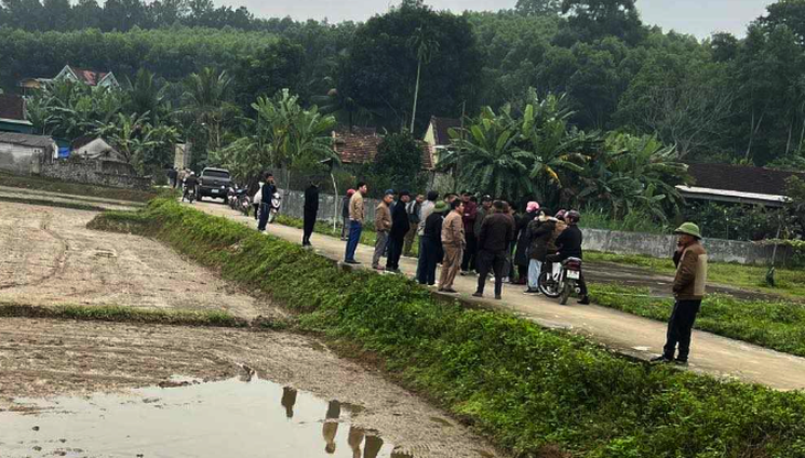 Người dân địa phương bàng hoàng trước vụ án mạng làm hai người tử vong - Ảnh: TÂM PHẠM