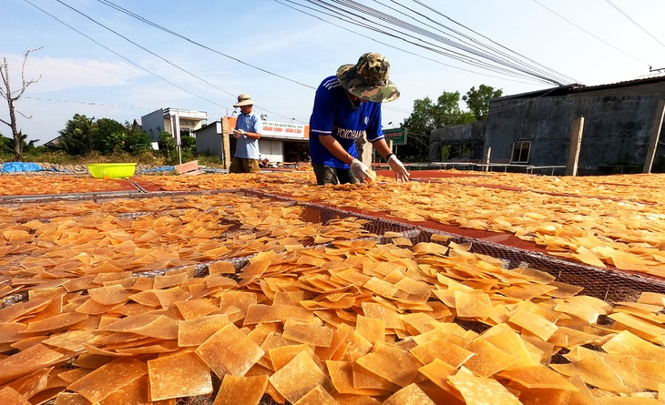 Nhờ đa dạng các loại bánh phồng như: tôm, cua, tôm tích, chuối, mít... nên các sản phẩm của làng nghề Năm Căn được tiêu thụ mạnh dịp Tết - Ảnh: THANH HUYỀN