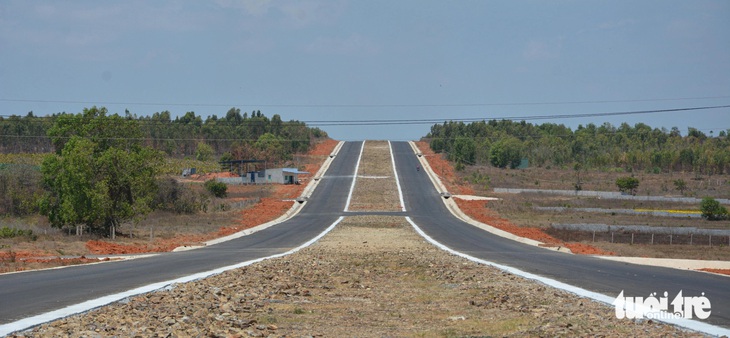 Dự án làm mới trục đường ven biển ĐT.719B nối Phan Thiết - Kê Gà ở tỉnh Bình Thuận lại lỗi hẹn. Nếu dự án hoàn thành sẽ hy vọng thúc đẩy kinh tế - xã hội, nhất là hoạt động du lịch ở các địa phương phía nam của tỉnh Bình Thuận phát triển theo. Giao thông từ trung tâm TP Phan Thiết sẽ rút ngắn hơn khi đi trên con đường ven biển này đến các vùng Kê Gà, La Gi... - Ảnh: ĐỨC TRONG