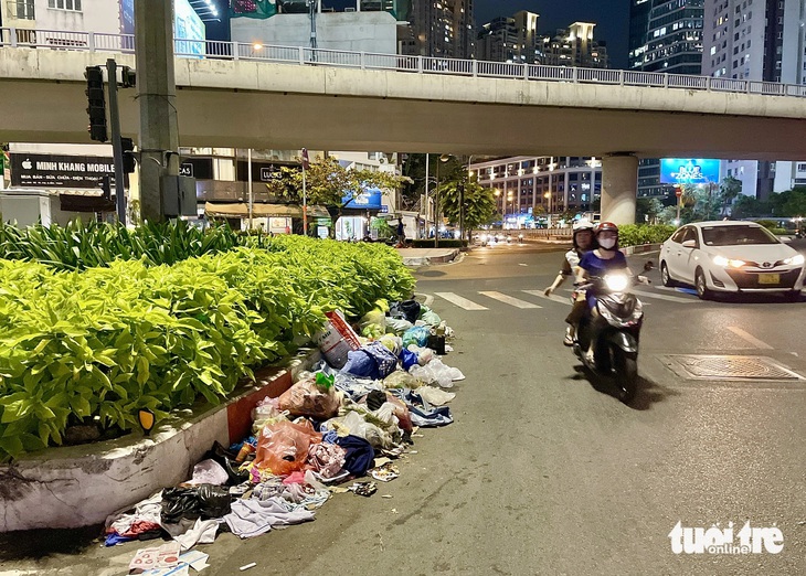 Theo ghi nhận thời gian qua, trên đường Nguyễn Hữu Cảnh (quận Bình Thạnh) &quot;mọc&quot; lên nhiều đống rác, nhiều nhất là tại vòng xoay dạ cầu Thủ Thiêm - Ảnh: CHÂU TUẤN