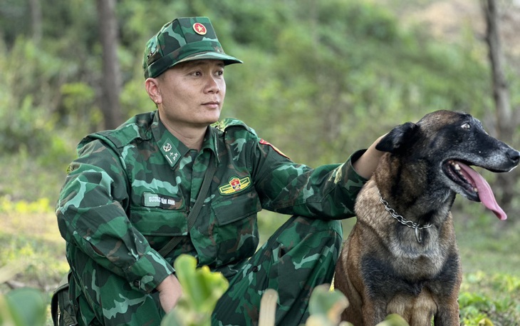 Chó nghiệp vụ quần thảo, phát hiện thêm 1 gói ma túy ở bờ biển Quảng Ngãi