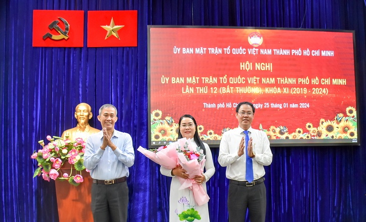 Trưởng Ban Công tác phía Nam Ủy ban Trung ương MTTQ Việt Nam Võ Văn Thiện và Phó chủ tịch thường trực Ủy ban MTTQ Việt Nam TP Nguyễn Thành Trung tặng hoa chúc mừng bà Nguyễn Thị Kim Thúy - Ảnh: H.N.