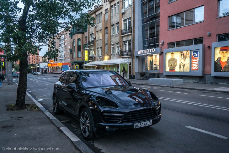 Thông thường, các tay trộm sẽ chỉ khoét đèn pha như thế này. Trong ảnh là một chiếc Porsche Cayenne bị trộm đèn pha ở Nga - Ảnh: dimabakalakirev