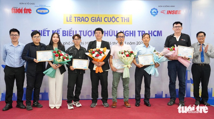 Đơn vị đồng hành cuộc thi trao giải cho các tác giả đoạt giải khuyến khích - Ảnh: HỮU HẠNH