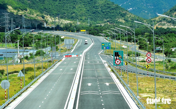 Cao tốc Nha Trang - Cam Lâm dài 49,1km, tốc độ từ 60-80km/h. Bên trái ảnh là rào chắn đoạn nối tiếp vào cao tốc từ Cam Lâm đi Vĩnh Hảo đang được thi công, thuộc địa phận xã Cam Thịnh Đông, TP Cam Ranh, Khánh Hòa - Ảnh: T.T.D.