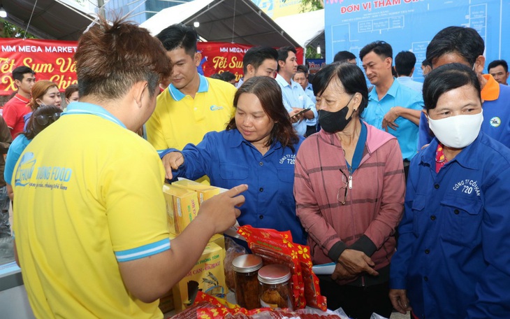 Công nhân mua sắm tại Phiên chợ Tết công đoàn Cần Thơ