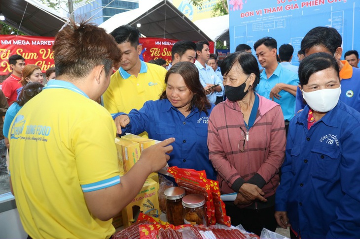 Công nhân mua sắm hàng hóa tại phiên chợ Tết công đoàn 2024 - Ảnh: T.LŨY