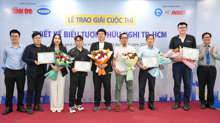 Đơn vị đồng hành cuộc thi trao giải cho các tác giả đoạt giải khuyến khích trên sân khấu - Ảnh: HỮU HẠNH