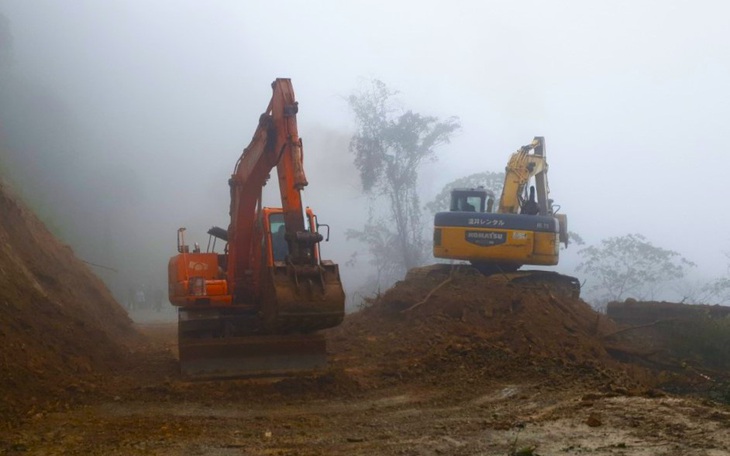 Giải tỏa 1.000m3 đất đá trên quốc lộ 8A, đường lên cửa khẩu Cầu Treo đã thông tuyến