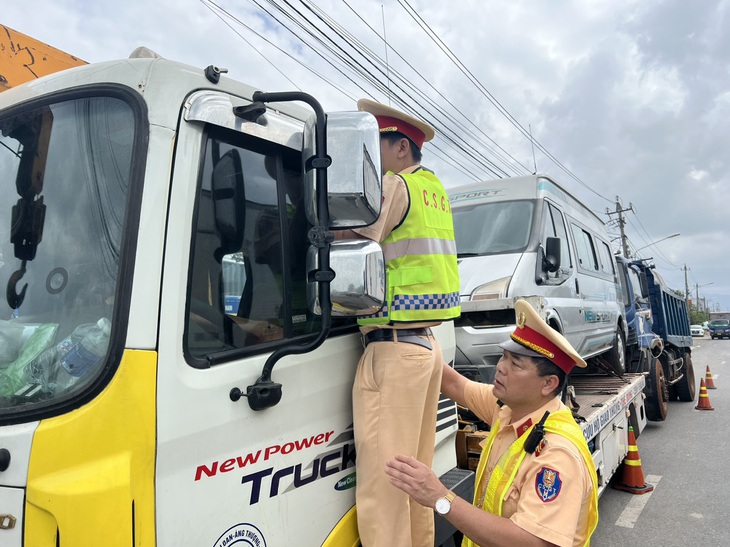 Lực lượng chức năng tiến hành niêm phong phương tiện và đưa tài xế về trạm để kiểm tra nồng độ cồn 