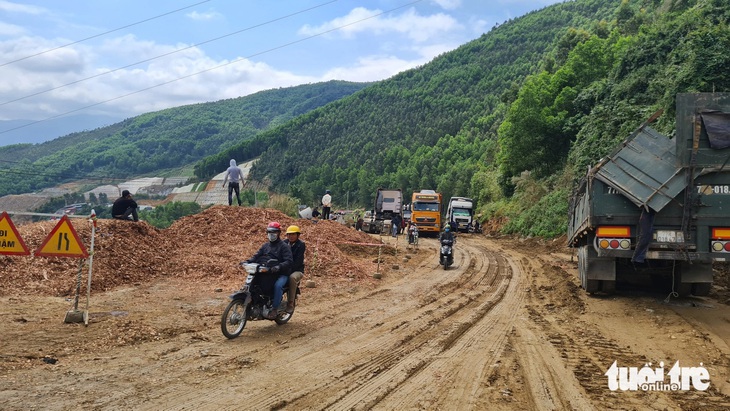 Hiện trường vụ tai nạn lật xe gây kẹt xe trên đèo An Khê - Ảnh: LÂM THIÊN