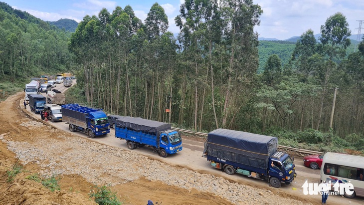 Kẹt xe nghiêm trọng trên đèo An Khê, với hơn 10km đường đèo chật kín xe cộ đỗ dừng hơn 12 giờ - Ảnh: LÂM THIÊN