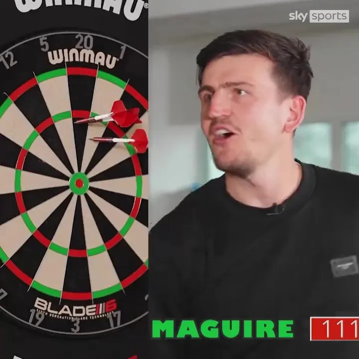 Harry Maguire thi phóng phi tiêu cùng Luke Littler - Ảnh: SKY SPORTS