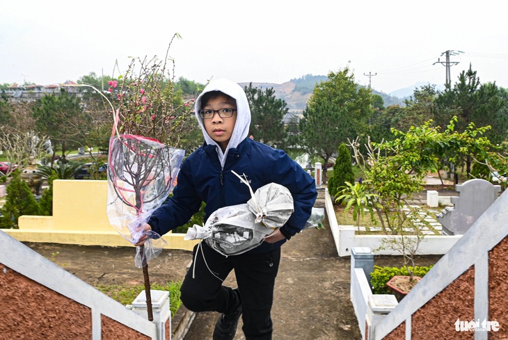 Trẻ em được người lớn đưa theo dịp này để tưởng nhớ đến ông bà, tổ tiên và gắn kết truyền thống gia đình - Ảnh: HỒNG QUANG