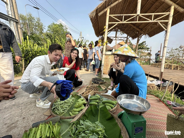 Khách thích thú mua đồ rẫy tại chợ quê - Ảnh: ĐẶNG TUYẾT