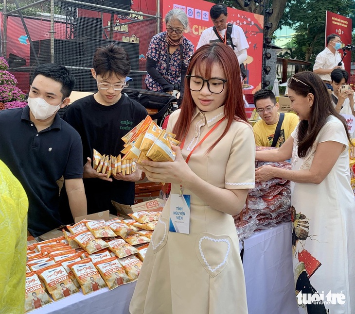 Lần đầu người mẫu Bảo Hà tham gia hoạt động Hạt gạo chia đôi - Ảnh: HOÀI PHƯƠNG