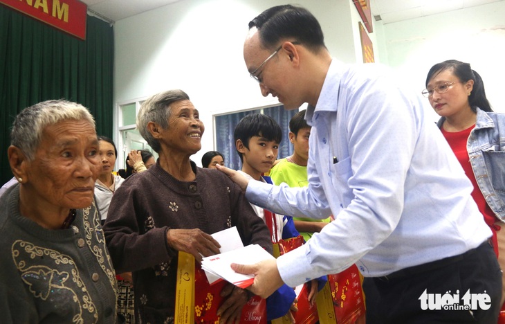 Ông Trần Minh Trí - chủ tịch UBND huyện Tây Hòa - trao quà Tết của báo Tuổi Trẻ và Quỹ Thiện Tâm cho bà con xã Sơn Thành Đông - Ảnh: NGUYỄN HOÀNG