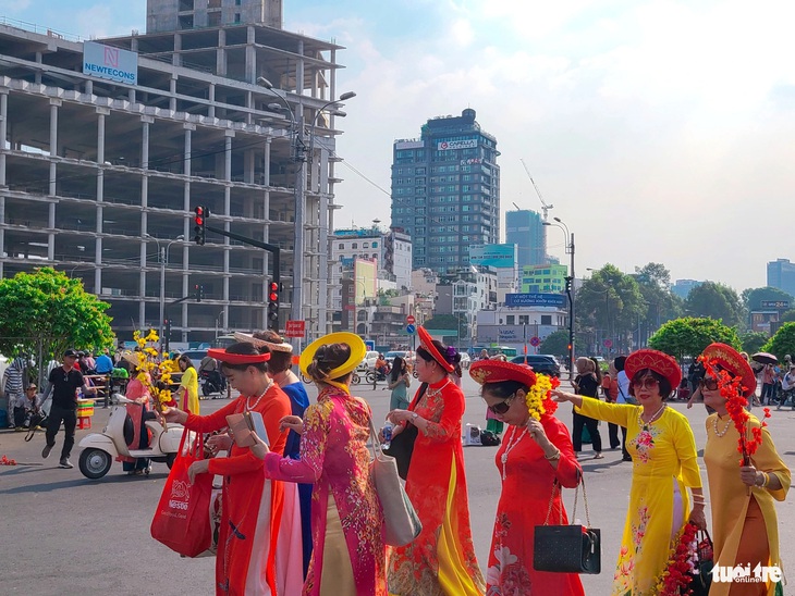 Chị Nguyễn Tiên - bán nước dạo ở cổng chợ Bến Thành - kể vào ngày chủ nhật, khách ghé chợ chụp hình từ 5h sáng tới 5h chiều, có ngày chị bán tới trưa đã hết hàng, kiếm cả triệu đồng trong nửa ngày - Ảnh: NHẬT XUÂN