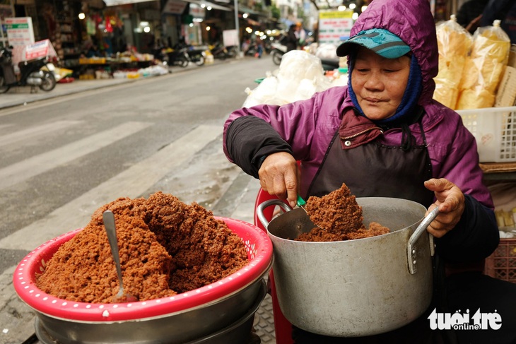 Bà Lan, chủ một hiệu thịt chưng tép gia truyền, bán món này ở chợ Hàng Bè gần nửa thế kỷ rồi. Ngày thường bà bán khoảng 2 chậu/ngày, tổng cộng 50kg; còn dịp Tết mỗi ngày bán mấy chậu thịt chưng thế này - Ảnh: ĐẬU DUNG