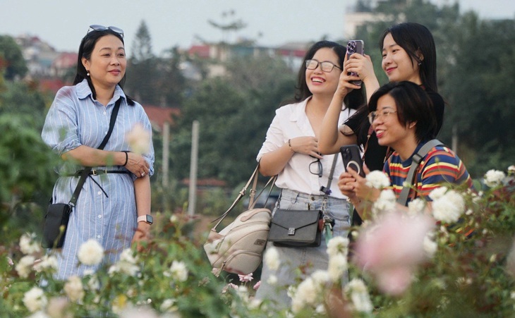 Đón xuân, nhiều chị em chọn vui tươi bên bạn bè với nét đẹp tự nhiên - Ảnh: NGUYỄN HIỀN