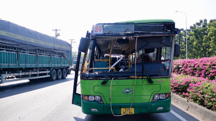 Sau khi kéo sập khung giới hạn chiều cao cách cầu Quang Trung 2 khoảng 50m, xe này tiếp tục di chuyển “cõng” theo thanh chắn ngang của khung chiều cao va móp đầu xe buýt đi cùng đường