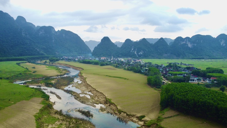 Sông Rào Nan bình thường rất đẹp và hiền hòa nhưng khi lũ về nước  ngập thung lũng  - Ảnh: SƠN LÂM