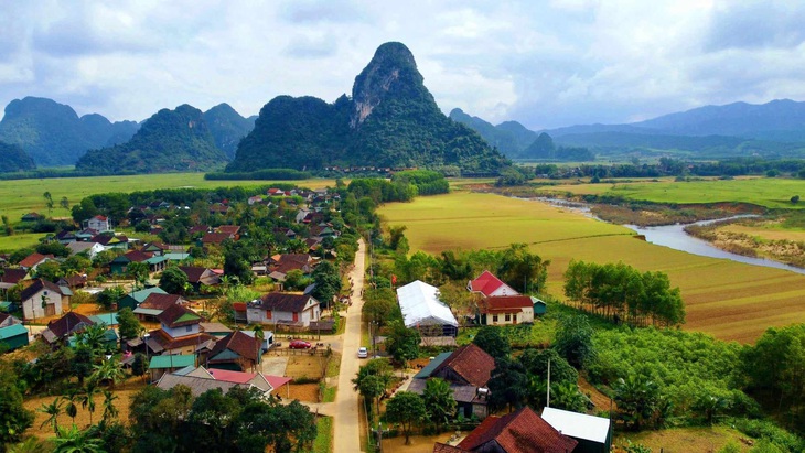 Cảnh làng quê xinh đẹp, bình yên ở Tân Hóa  - Ảnh SƠN LÂM