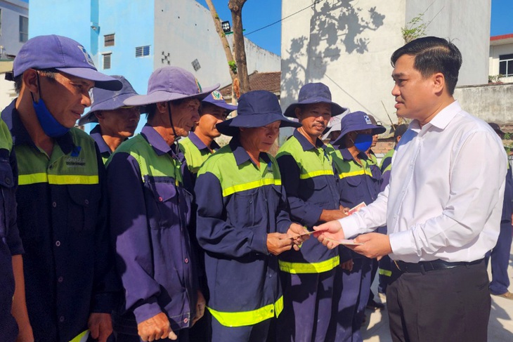 Yêu cầu làm xong bãi đậu xe lớn nhất Biên Hòa trước Tết- Ảnh 1. Bí thư Thành ủy Biên Hòa Hồ Văn Nam thăm hỏi, tặng quà cho lực lượng thi công bãi đậu xe - Ảnh: HÀ MI