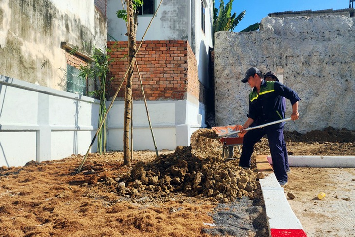 Yêu cầu làm xong bãi đậu xe lớn nhất Biên Hòa trước Tết- Ảnh 2. Lực lượng thi công đang hoàn thiện các hạng mục bãi đậu xe - Ảnh: HÀ MI