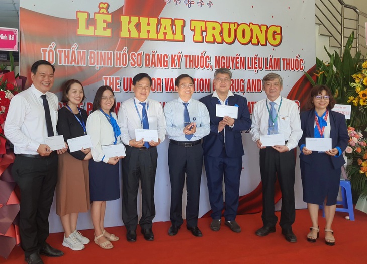 Các thành viên tổ thẩm định thuốc thuộc Trường đại học Y Dược Cần Thơ nhận tài khoản làm việc - Ảnh: T.LŨY