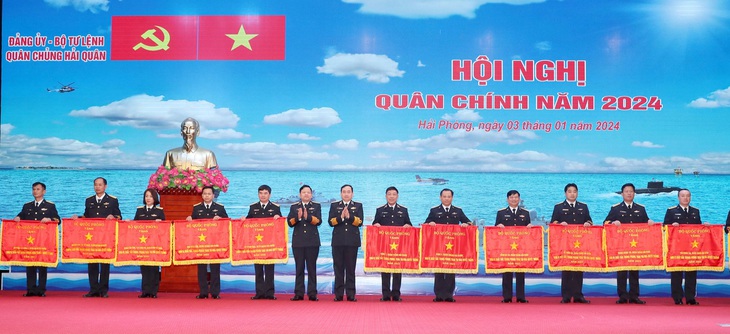 Lãnh đạo Quân chủng Hải quân trao cờ thi đua của Bộ Quốc phòng cho các tập thể - Ảnh: Quân chủng Hải quân