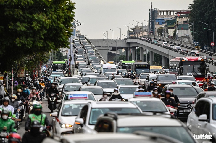 Dòng ô tô xếp hàng từ vành đai 2 trên cao để qua nút giao Ngã Tư Sở - Ảnh: HỒNG QUANG