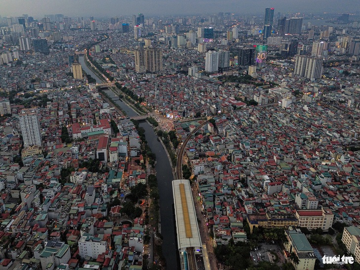 Để giải quyết căn cơ tình trạng ùn tắc tại Ngã Tư Sở, hôm qua (2-1), Sở Giao thông vận tải Hà Nội đã có đề xuất UBND thành phố ưu tiên cho nghiên cứu triển khai ngay công tác chuẩn bị đầu tư 3 dự án giao thông, trong đó có dự án cải tạo, mở rộng vành đai 2 trên cao và dưới thấp (đoạn Ngã Tư Sở - Cầu Giấy) - Ảnh: HỒNG QUANG