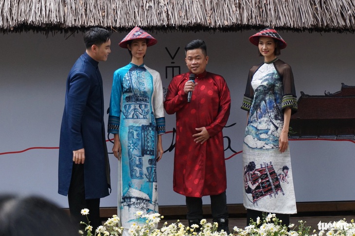 Trung Beret (áo dài đỏ) mang vào áo dài những họa tiết thổ cẩm của đồng bào dân tộc Tây Nguyên quê hương anh - Ảnh: T.ĐIỂU