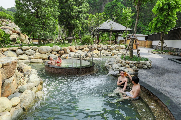 Khu vực Public Onsen với 27 bể tắm onsen và 18 bể tắm chum độc đáo