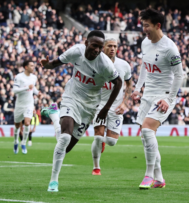 Việc Sarr (trái) và Son Heung Min sẽ vắng mặt trong một tháng khiến Tottenham rơi vào khủng hoảng lực lượng - Ảnh: REUTERS