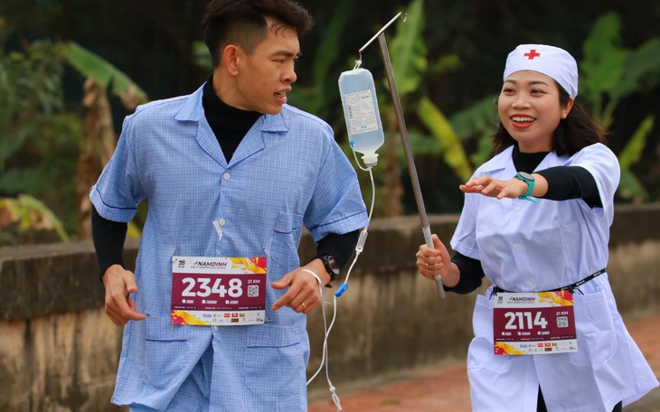 Ảnh vui 30-1: Anh trai mê marathon khiến y tá đuổi theo &quot;mệt xỉu&quot;