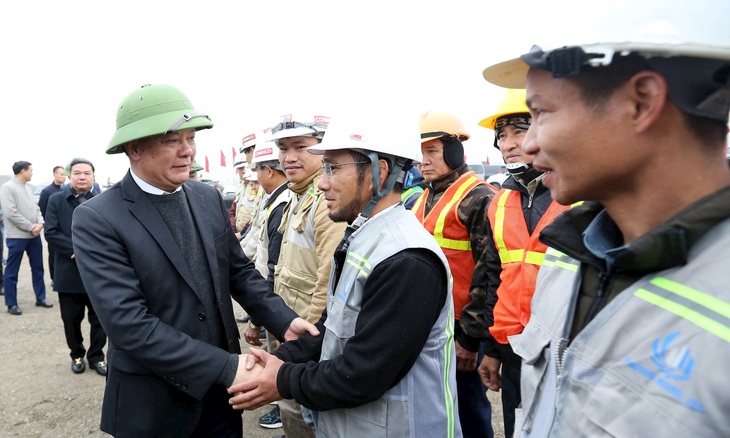 Bí thư Thành ủy Hà Nội Đinh Tiến Dũng thăm hỏi, chúc Tết và tặng quà công nhân đang làm nhiệm vụ trên công trường xây dựng đường vành đai 4 - vùng thủ đô Hà Nội tại xã Thuận Thành (tỉnh Bắc Ninh) - Ảnh: NGUYỄN THÀNH