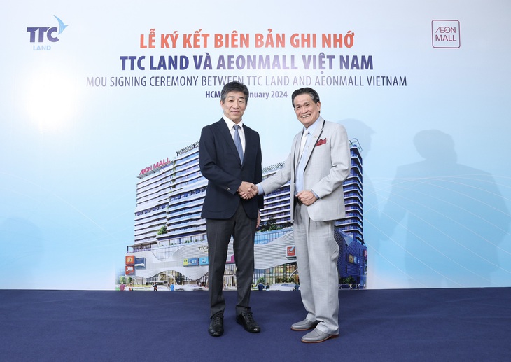 Ông Đặng Văn Thành - chủ tịch Tập đoàn TTC và ông Tetsuyuki Nakagawa - tổng giám đốc AeonMall Việt Nam đại diện 2 đơn vị bắt tay hợp tác - Ảnh: Đ.H